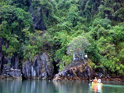 Halong kayak, kayak ha long, tour of Hlaong, halong tour, vietnam adventure, adventure vietnam, on th dragon land. trip in vietnam