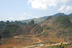 Winding road to Yen Minh, road in ha giang, deep valley, road trip in ha giang